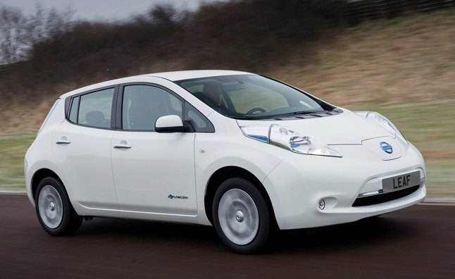 „Nissan“ svarsto galimybę padidinti „Leaf“ gamybą