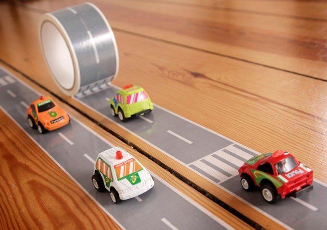Vaikai įstrigs ant mano pirmojo greitkelio lipnios juostos rinkinio ir lenktyninio automobilio