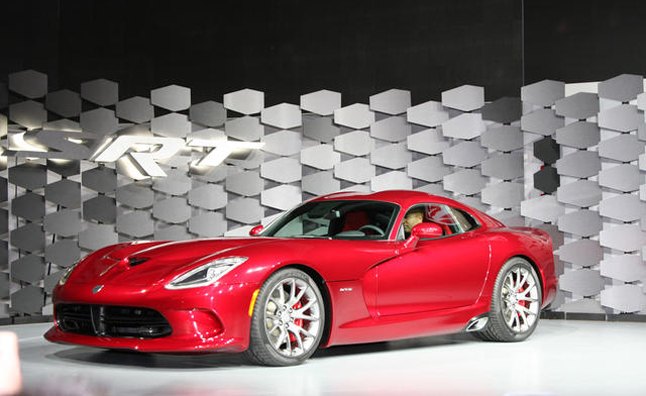„SRT Viper“ prototipas važiuoja Detroito gatvėmis: vairuoja Ralphas Gillesas