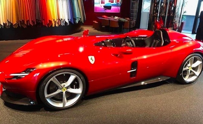 „Ferrari Monza SP1“ ir „SP2“ nutekėjo prieš pristatymą