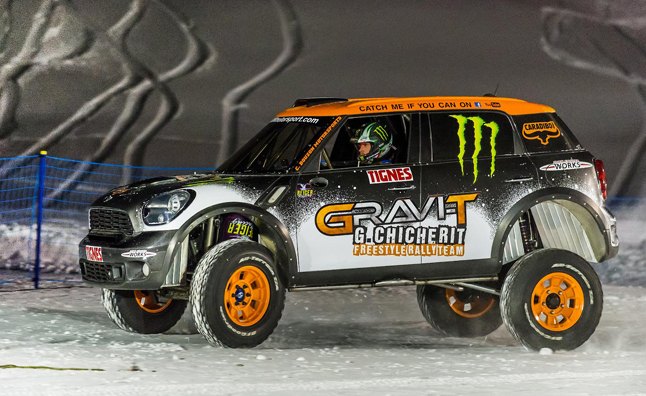 MINI pirmą kartą istorijoje atliko atbulinį salto sniege be pagalbos – vaizdo įrašas