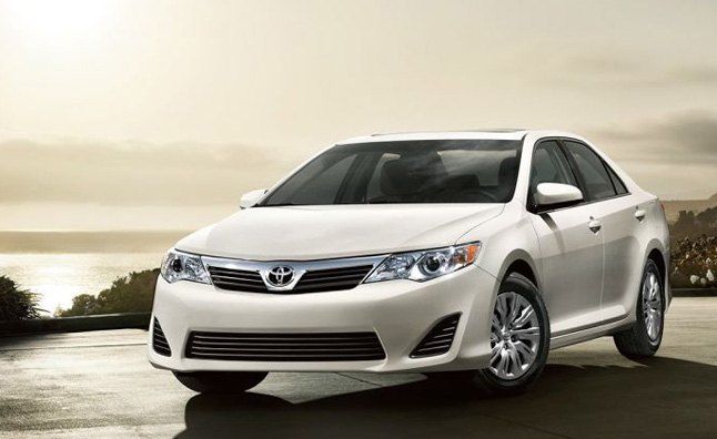 Stebėkite 2015 m. „Toyota Camry“ debiutą tiesiogiai čia